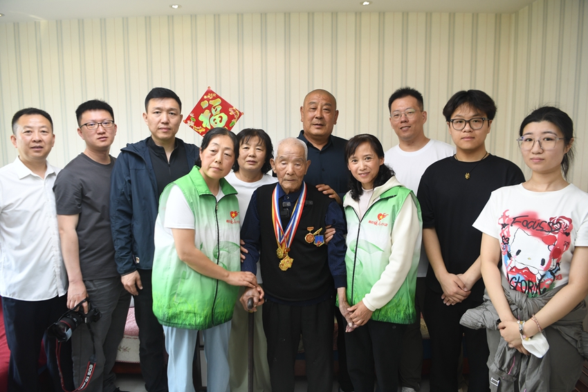 關愛老兵志愿者看望抗戰老兵劉慶恩