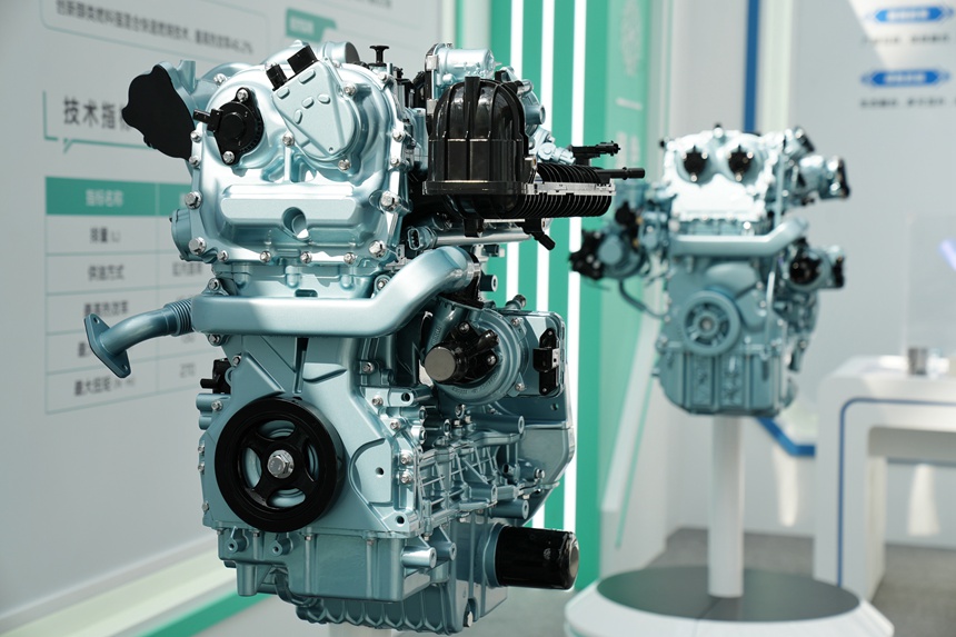 成果展上展示的各式自主研發的汽車發動機。人民網記者 李洋攝