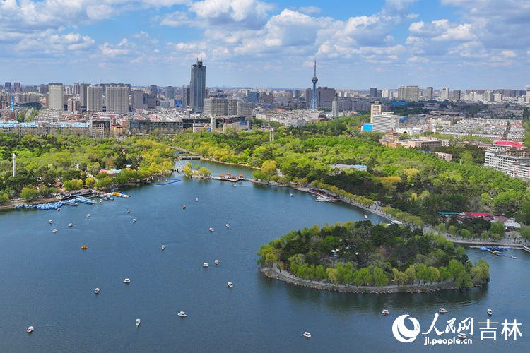 長春市通過啟動“拆圍透綠”工程，讓綠色景觀擁抱城區。人民網記者 李洋攝