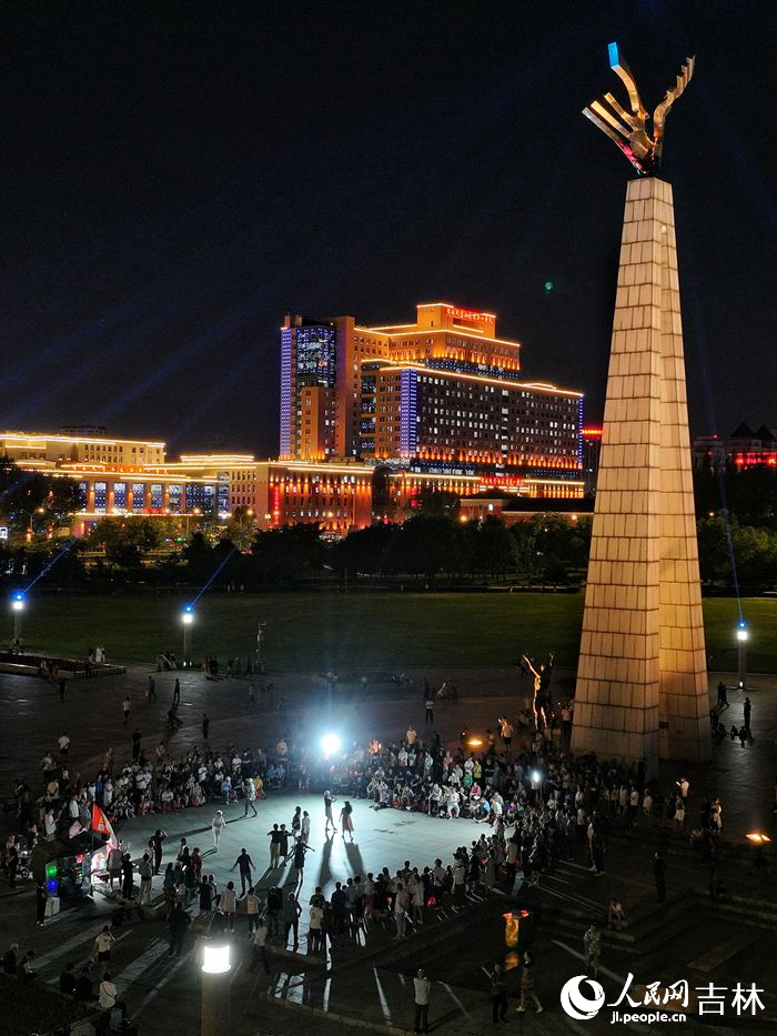春城仲夏的夜晚，市民在長春文化廣場歡快起舞。人民網記者 李洋攝