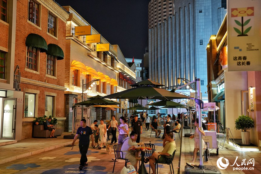 在長春春京西文旅街區，多元的夜間消費場景吸引著市民游客打卡。人民網記者 李洋攝