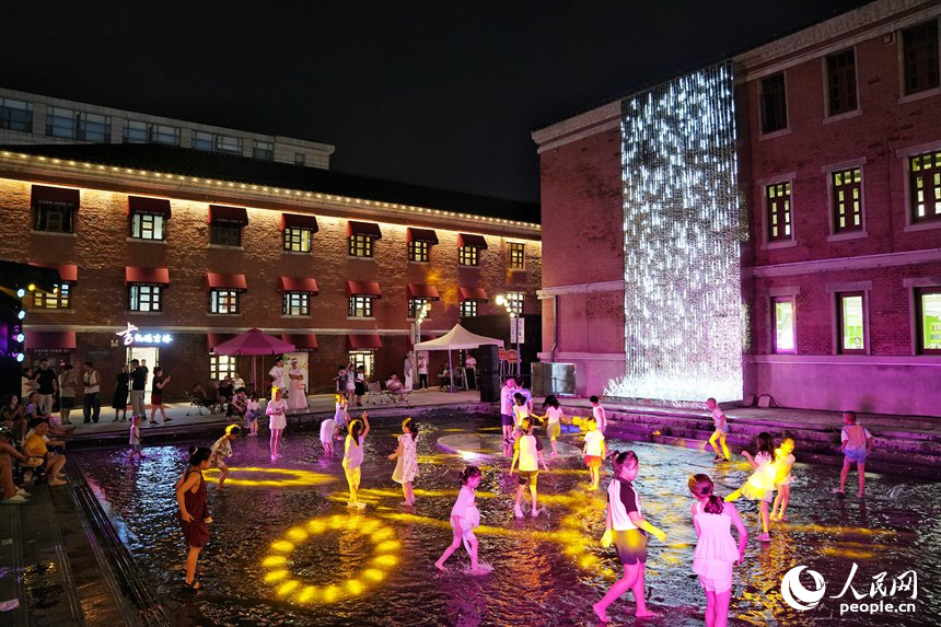 圖為春京西文旅街區專門為孩子們打造的戲水廣場。人民網記者 李洋攝