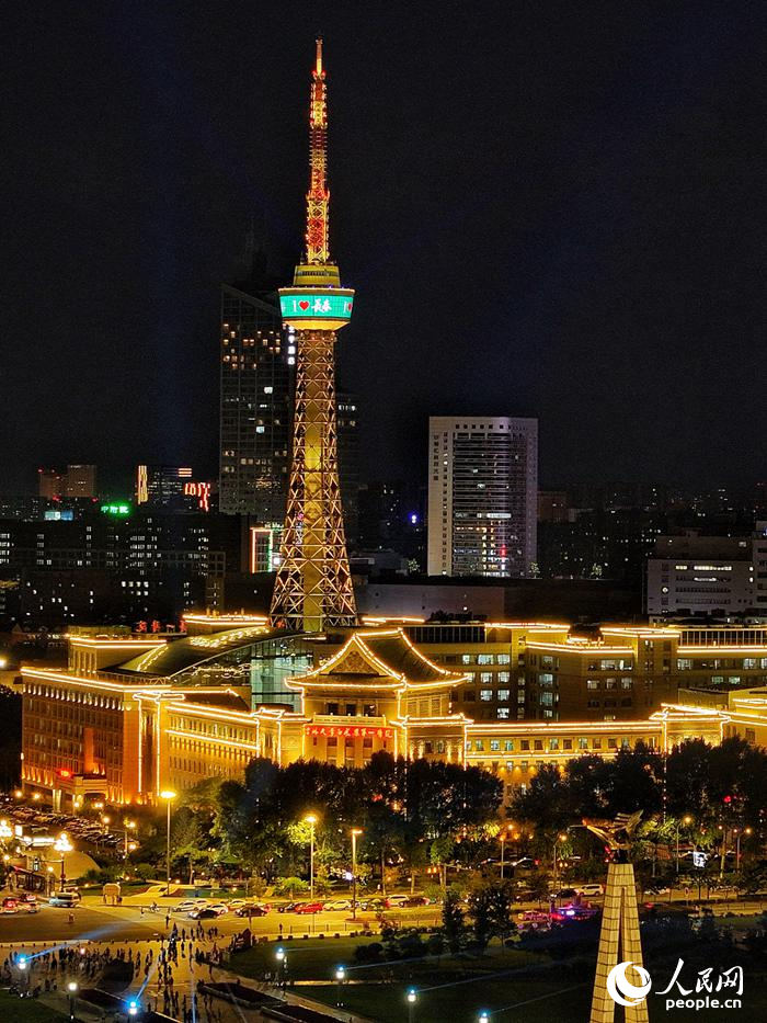 夜晚的長春新民大街歷史文化街區已成為游客游覽打卡的新地標。人民網記者 李洋攝