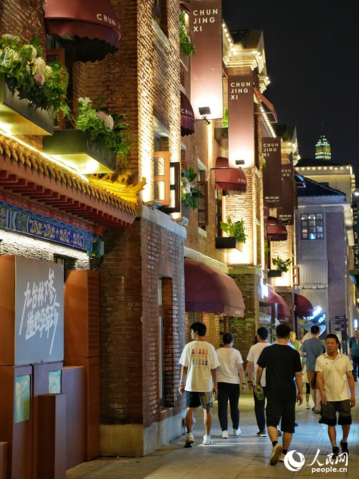 游客在春京西文旅街區觀光。人民網記者 李洋攝
