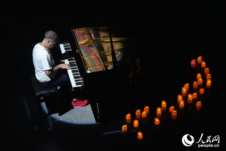 洛朗?阿蘇倫在音樂會上演奏。人民網記者 李洋攝