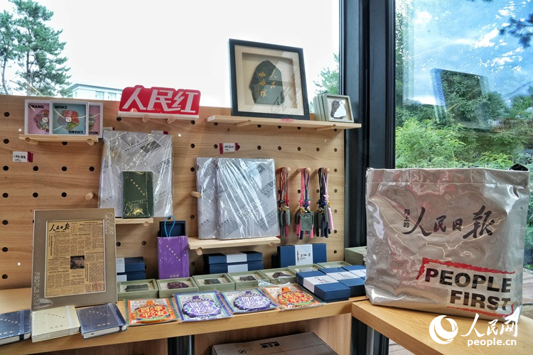 人民網文創產品亮相長春人民廣場。人民網記者 李洋攝