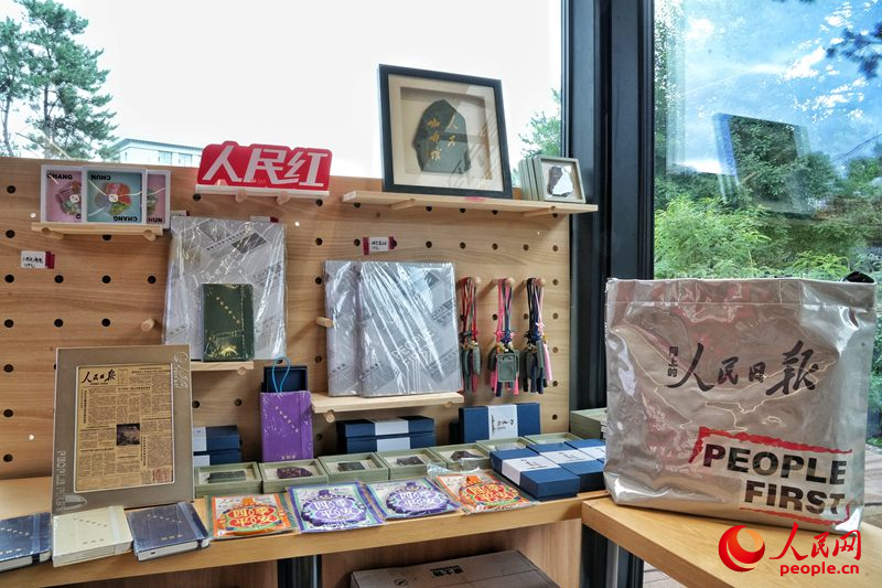 部分人民網文創產品展示。人民網記者 李洋攝