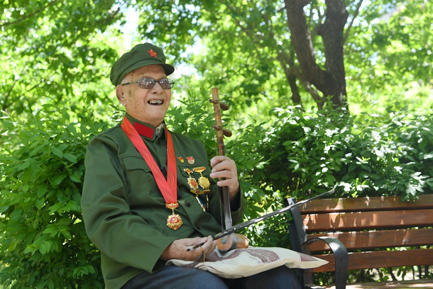 抗戰老兵孟繁德晚年幸福生活