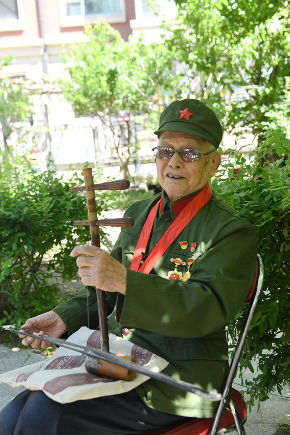 抗戰老兵孟繁德在拉二胡