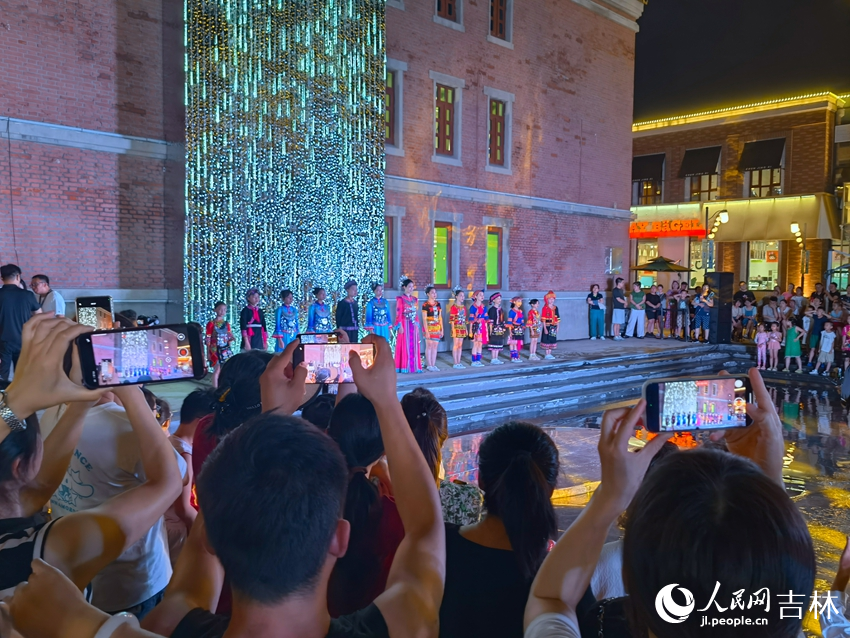 童聲合唱引得觀眾拍照留念。人民網記者 馬俊華攝