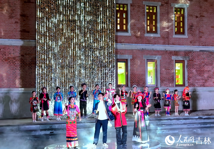 大合唱《我和我的祖國》。人民網記者 馬俊華攝