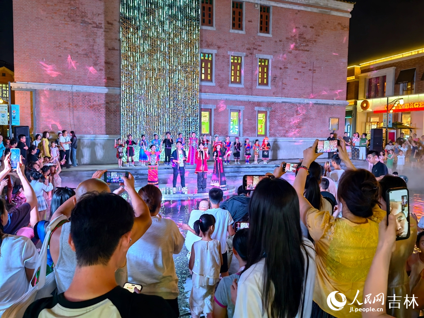 觀眾合唱《我和我的祖國》。人民網記者 馬俊華攝