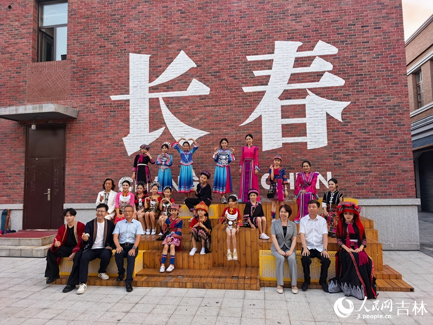 合唱團成員們打卡春京西。（長春文旅集團供圖）