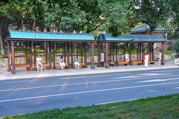 在長春新民大街歷史文化街區，設計精致美觀的公交車站。人民網記者 李洋攝