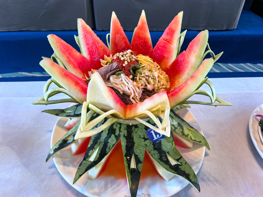 參賽選手制作好的冷面。人民網記者 王海躍攝