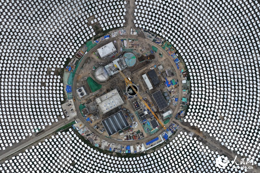 7月26日，在吉西基地魯固直流140萬千瓦外送項目現場，工人們正在進行吸熱塔筒的建設。人民網記者 李洋攝