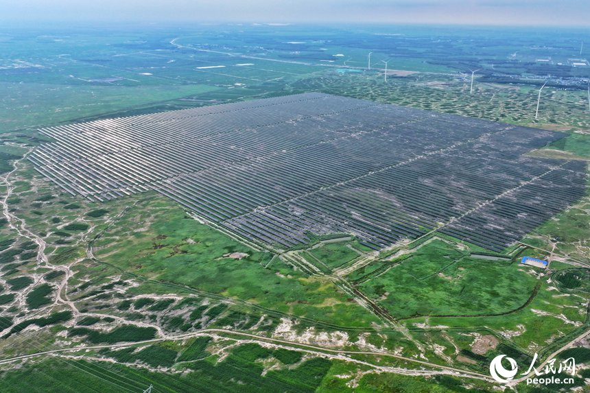 在吉林通榆，光伏板如藍色海洋般鋪展。人民網記者 李洋攝