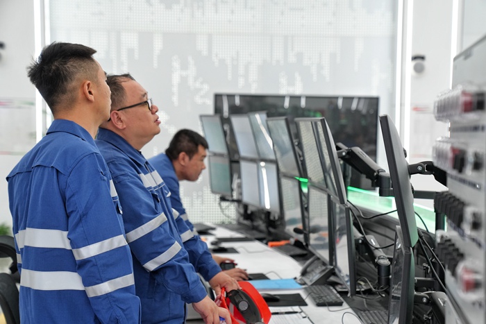 工作人員在大安市風光制綠氫合成氨一體化示范項目中心控制室分析數據。人民網記者 李洋攝