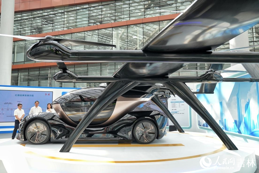 中國一汽創新成果匯報展紅旗“天輦1號“飛行汽車。人民網記者 李洋攝