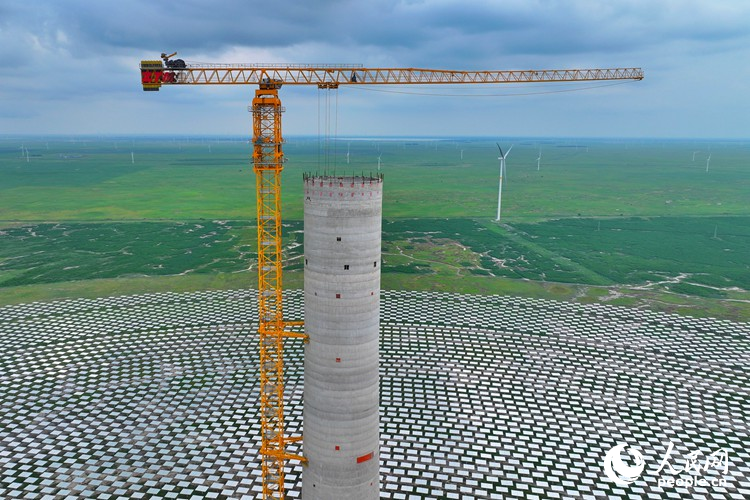 項目現場，工人們正在對233米高的吸熱塔進行收尾建設。人民網記者 李洋攝