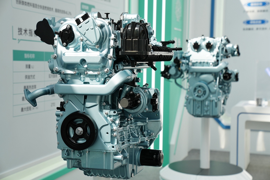 中國一汽創新成果匯報展上的各式自主研發的發動機。人民網記者 李洋攝