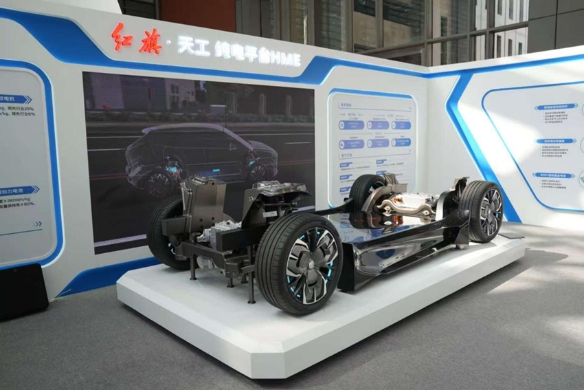 中國一汽創新成果匯報展上的“紅旗·天工”純電平臺HME。人民網記者 李洋攝