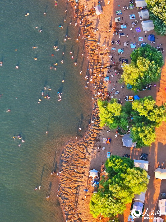 清爽夏日，游客在長春南湖金沙灘戲水游玩盡享清涼。人民網記者 李洋攝