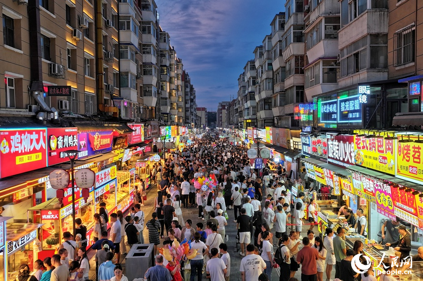 清涼舒適的夏夜，長春桂林路美食街人潮涌動。人民網記者 李洋攝