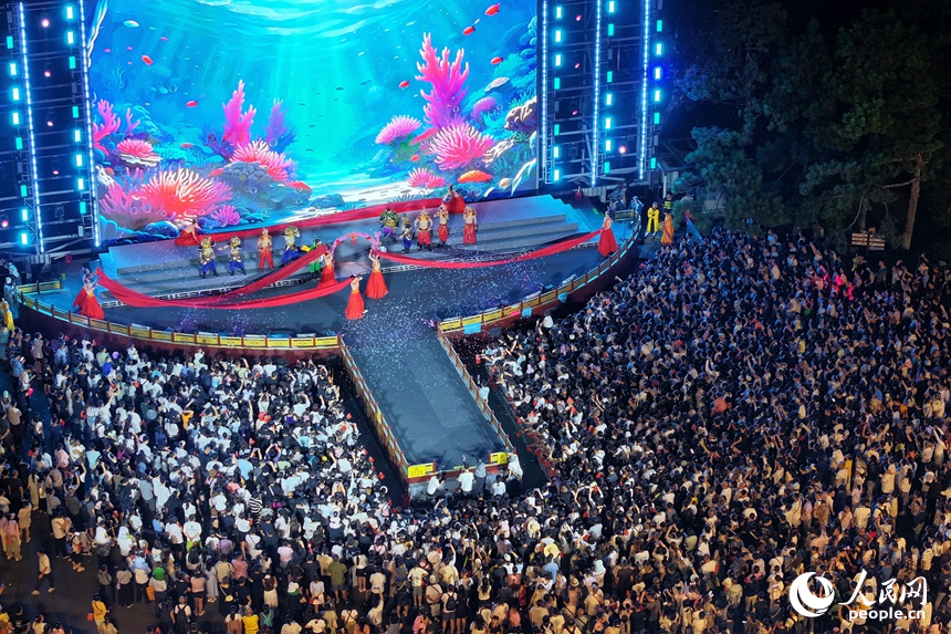 夜幕降臨，在長春“西游主題樂園”，每晚上演的西游記主題表演，吸引著大批游客前來觀看。人民網記者 李洋攝