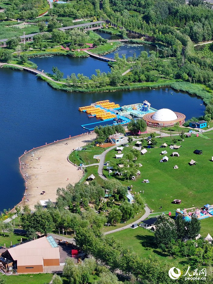 在長春南溪濕地公園，市民游客在此戲水露營，享受愜意生活。人民網記者 李洋攝