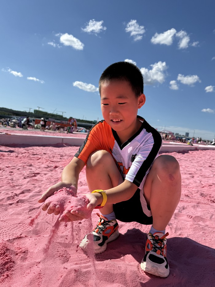 一名小朋友在肆季南河粉紅沙灘感受暑期生活的豐富多彩。人民網記者 李洋 攝