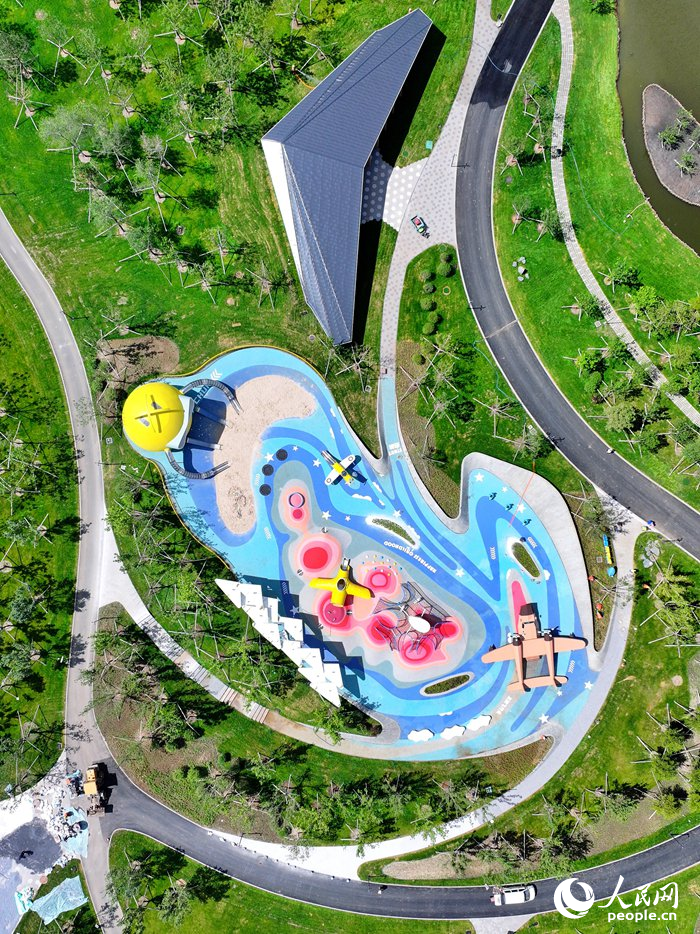 在長春國際航空博覽城的藍天公園中設置了多個航空元素景觀。人民網記者 李洋攝