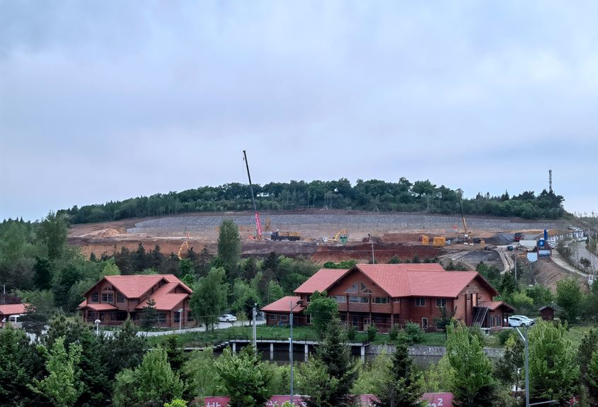 正在建設中的天定山冰雪酒店項目