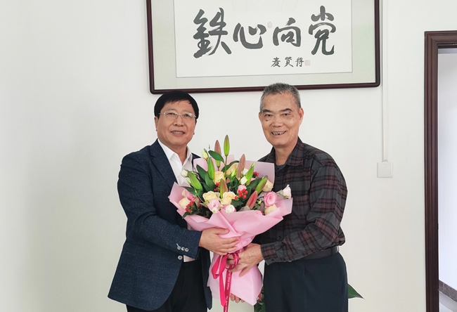 寧鳳蓮看望“八一勛章”獲得者、“人民英雄”、“鋼鐵戰士”麥賢得