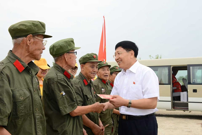 寧鳳蓮看望農安縣老兵大院老兵