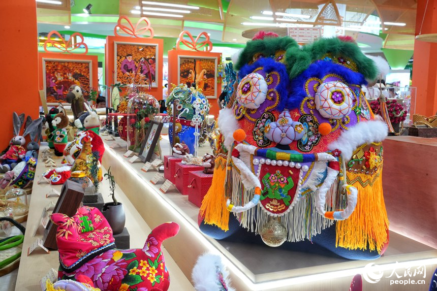 “吉林巧姐”創作的手工藝品。人民網記者 李洋攝