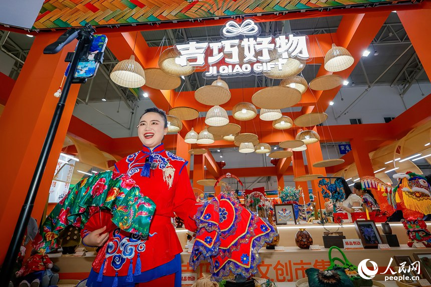 “吉林巧姐”通過電商平臺，線上拓寬銷路。人民網記者 李洋攝