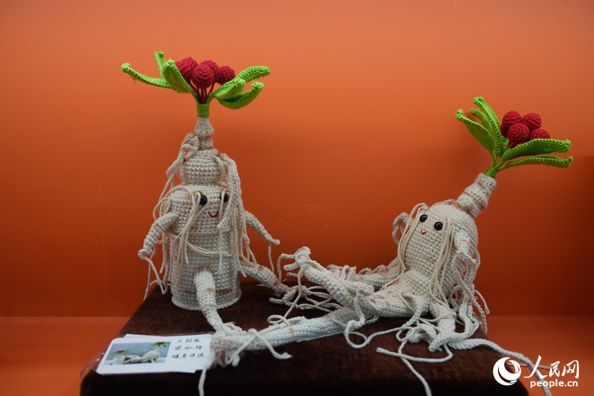 “吉林巧姐”制作的人參娃娃手工藝品。人民網記者 李洋攝