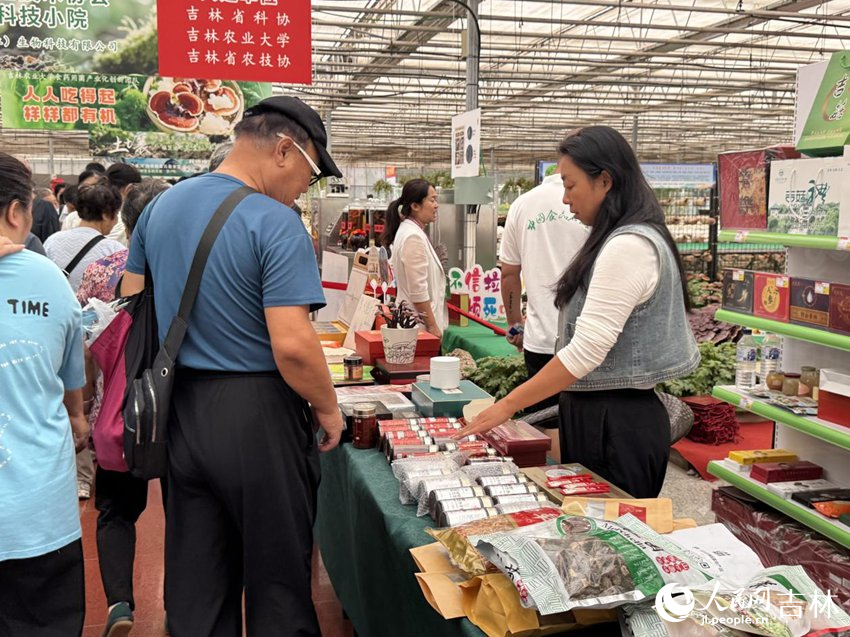各類菌菇制成的食品、保健品吸引了市民游客的目光。人民網記者 李思玥攝