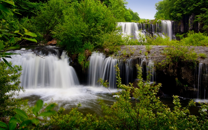 白山市菩提峰景區瀑布群。白山市委宣傳部供圖