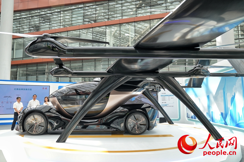 中國一汽創新成果匯報展上展示的紅旗天輦飛行汽車。人民網記者 李洋攝