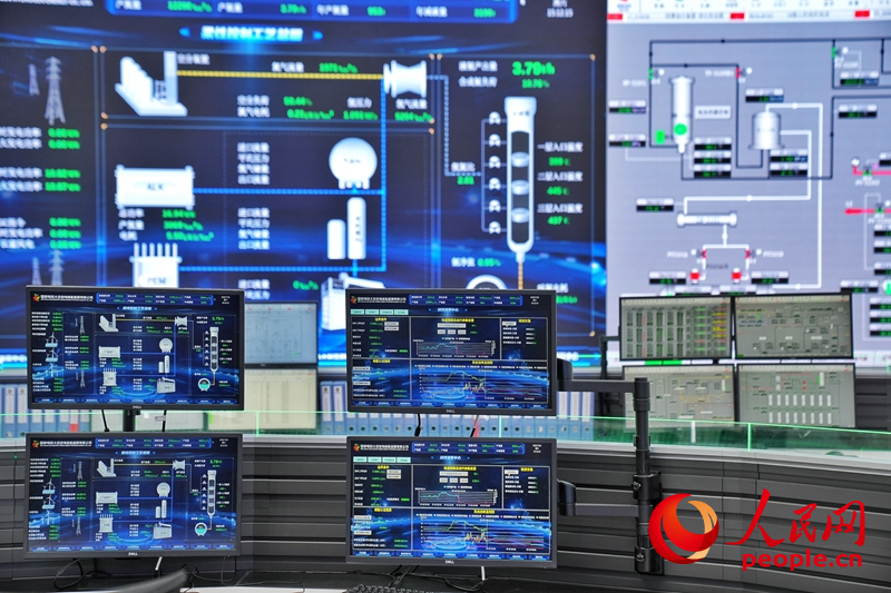 大安吉電綠氫合成氨一體化示范項目中央控制室。人民網記者 李洋攝
