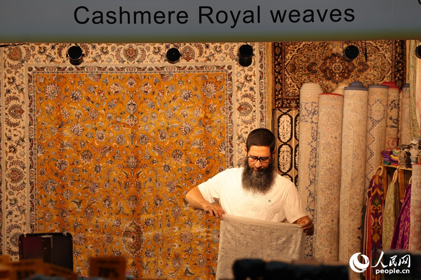 在第十五屆中國—東北亞博覽會國際館，一名外國參展商正在整理商品。人民網記者 李洋攝