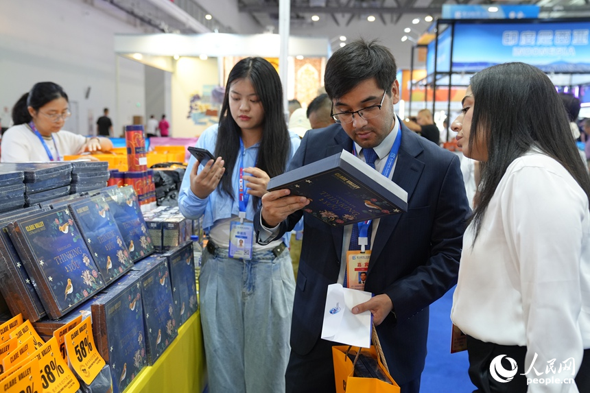 8月28日，參觀者在第十五屆中國—東北亞博覽會現場選購特色商品。人民網記者 李洋攝