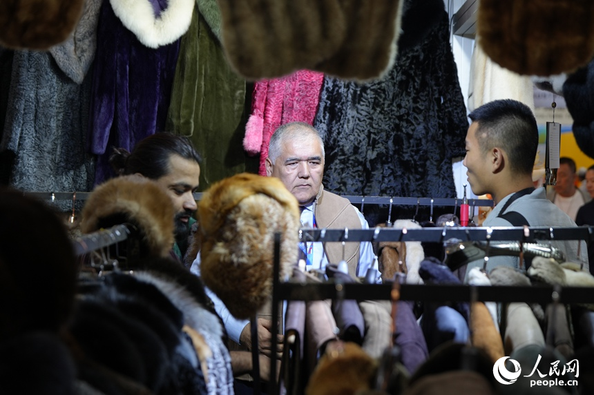 8月28日，參觀者在第十五屆中國—東北亞博覽會現場選購特色商品。人民網記者 李洋攝