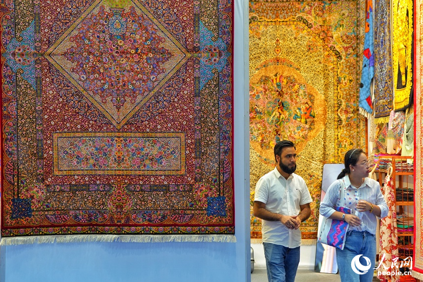 8月28日，參觀者在第十五屆中國—東北亞博覽會現場選購特色商品。人民網記者 李洋攝