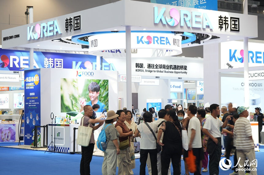 8月28日，參觀者在第十五屆中國—東北亞博覽會現場選購特色商品。人民網記者 李洋攝