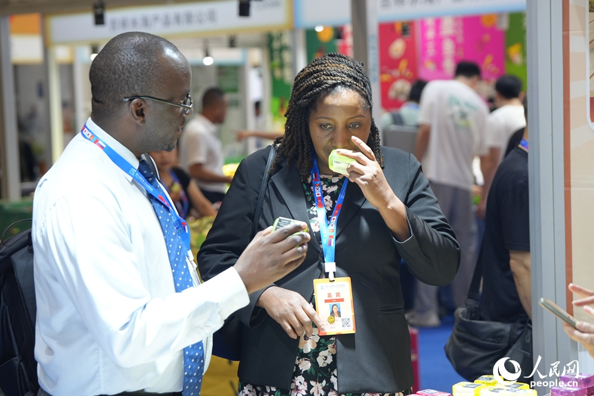 8月28日，參觀者在第十五屆中國—東北亞博覽會現場選購特色商品。人民網記者 李洋攝