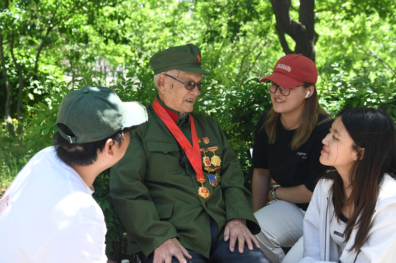 抗戰老兵孟繁德給年輕人講述自己崢嶸歲月