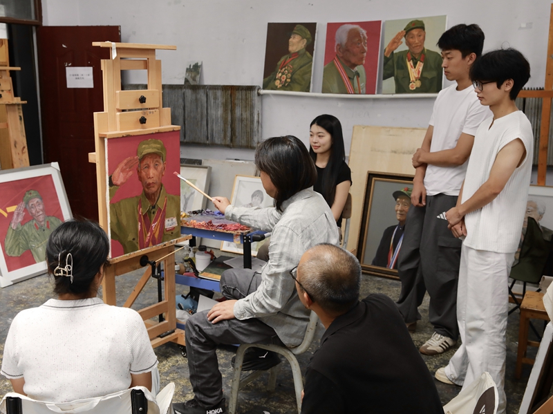 長春師范大學美術學院師生正在圍繞抗戰老兵事跡進行藝術創作